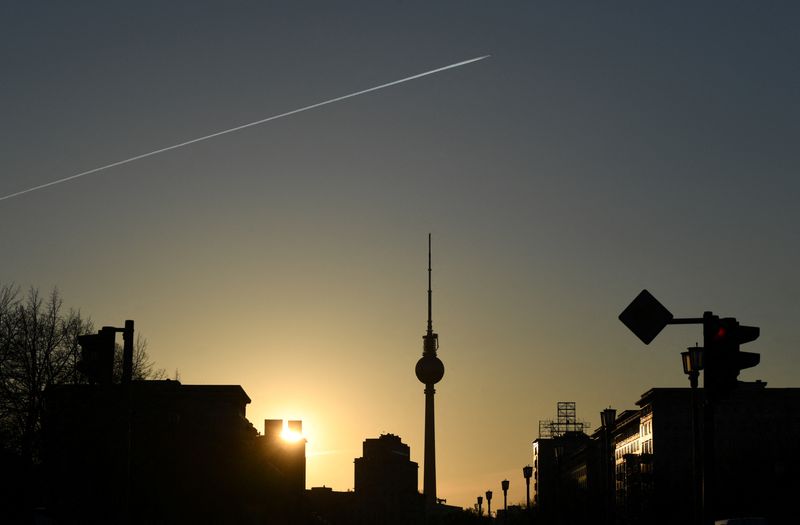 &copy; Reuters. Un avión en el cielo sobre la torre de televisión en Berlín, Alemania, 7 de abril de 2020. REUTERS/Annegret Hilse