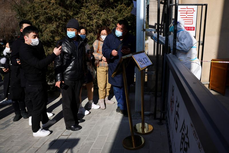 &copy; Reuters. FOTO DE ARCHIVO: Gente haciendo cola en un centro temporal de pruebas de COVID-19 mientras continúa la enfermedad del coronavirus (COVID-19) en Pekín, China, 26 de enero de 2022.   REUTERS/Thomas Peter