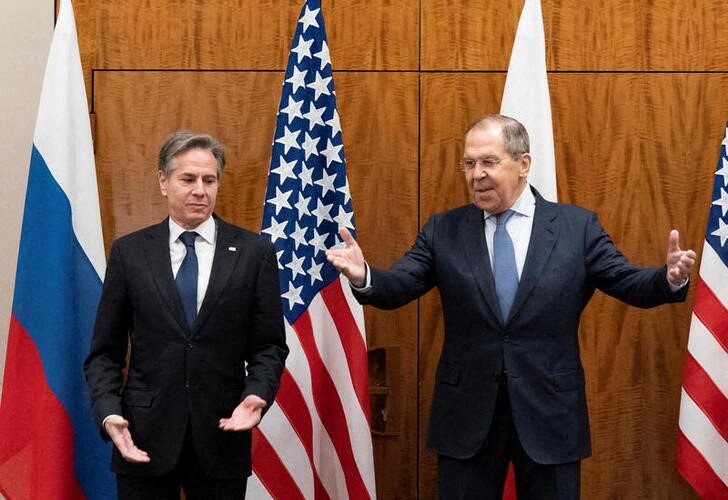 &copy; Reuters. U.S. Secretary of State Antony Blinken and Russian Foreign Minister Sergei Lavrov gesture before their meeting, in Geneva, Switzerland, January 21, 2022. Alex Brandon/Pool via REUTERS