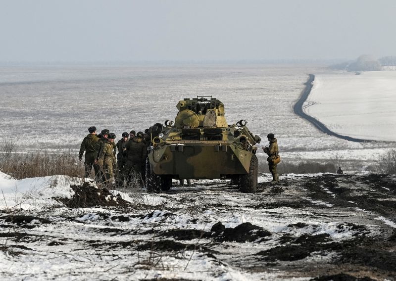 &copy; Reuters. FILE PHOTO: Russian army service members are seen next to an armoured personnel carrier BTR-82 during drills at the Kuzminsky range in the southern Rostov region, Russia January 26, 2022. REUTERS/Sergey Pivovarov