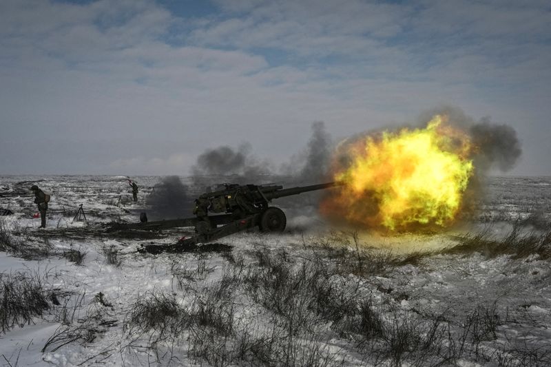© Reuters. A Russian army service member fires a howitzer during drills at the Kuzminsky range in the southern Rostov region, Russia January 26, 2022. REUTERS/Sergey Pivovarov     TPX IMAGES OF THE DAY