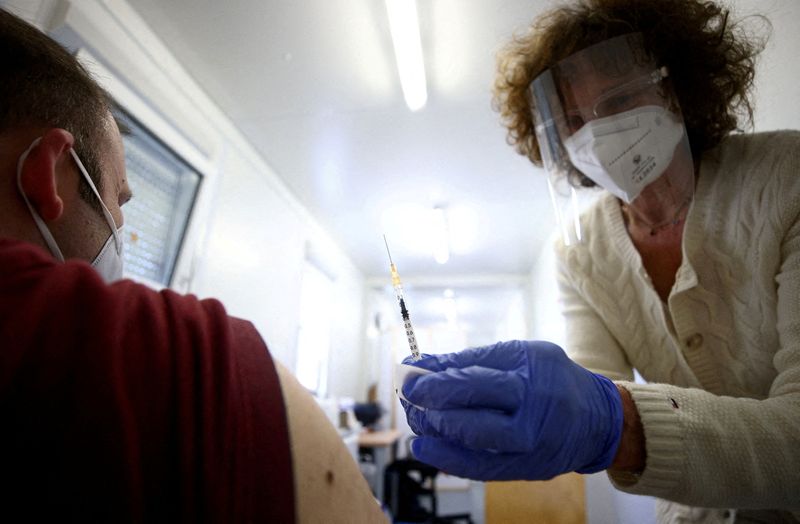 &copy; Reuters. طبيبة تقوم بتلقيح رجل بجرعة من لقاح فايزر للوقاية من فيروس كورونا في فيينا يوم 26 أبريل نيسان 2021. تصوير: ليزي نيسنر - رويترز.