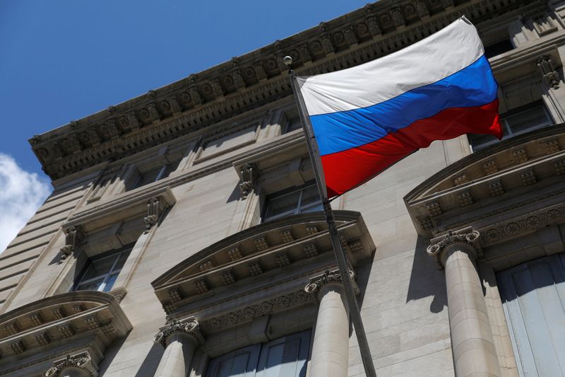 &copy; Reuters. Una bandera rusa ondea frente al Consulado General de la Federación Rusa en Nueva York, Estados Unidos, 2 de agosto de 2021. REUTERS/Andrew Kelly