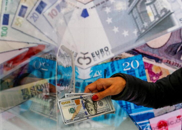 &copy; Reuters. Imagen de archivo de una persona cambiando dólares en una casa de cambio en Ankara, Turquía. 24 septiembre 2021. REUTERS/Cagla Gurdogan