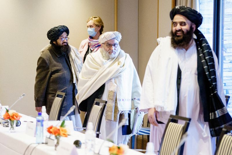 &copy; Reuters. FOTO DE ARCHIVO: Representantes de los talibanes antes de una reunión con representantes noruegos en el hotel Soria Moria de Oslo, Noruega, el 25 de enero de 2022. NTB/Stian Lysberg Solum/vía REUTERS   