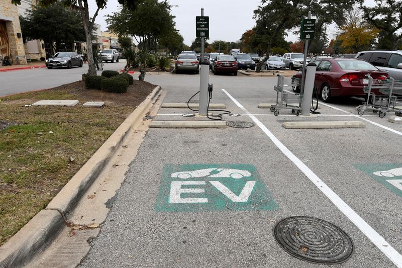 © Reuters. FILE PHOTO: An electric vehicle (EV) fast charging station is seen in the parking lot of a Whole Foods Market in Austin, Texas, U.S., December 14, 2016.  REUTERS/Mohammad Khursheed/File Photo/File Photo