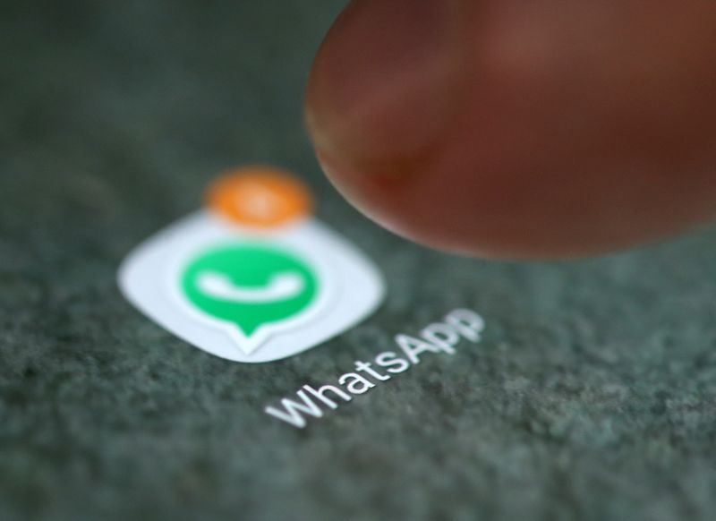 © Reuters. Il logo WhatsApp su uno smartphone. REUTERS/Dado Ruvic