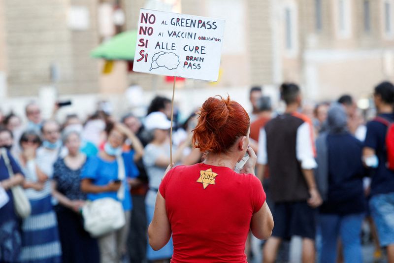 &copy; Reuters. Manifestante contrária a restrições contra avanço da Covid-19 usa roupa com Estrela de Davi amarela com a palavra "judeu" em alemão durante protesto em Roma
14/08/2021 REUTERS/Remo Casilli