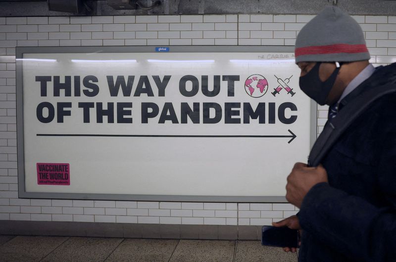 &copy; Reuters. Homem passa em frente a anúncio sobre pandemia de Covid-19 em Londres
24/01/2022 REUTERS/Hannah McKay