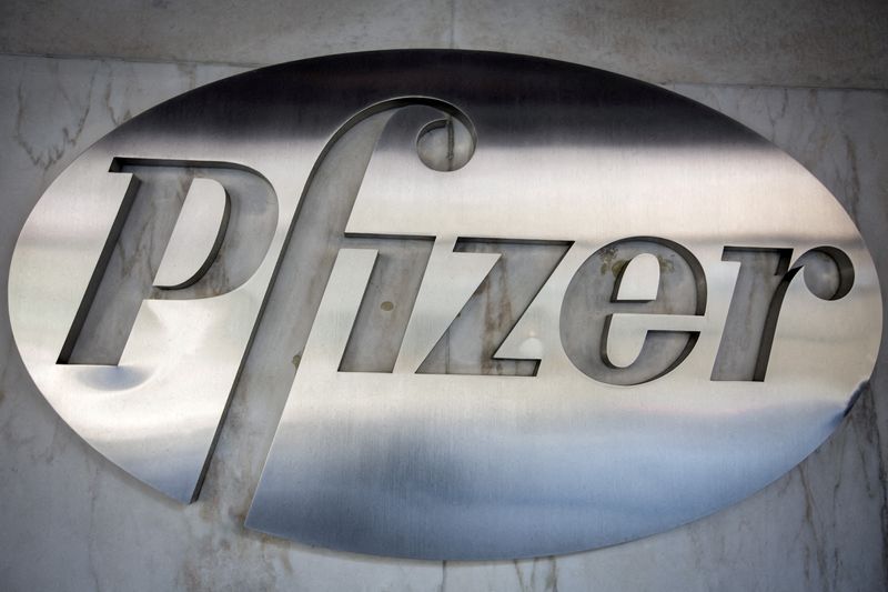 &copy; Reuters. Il logo Pfizer presso la sede del gruppo a New York. REUTERS/Carlo Allegri