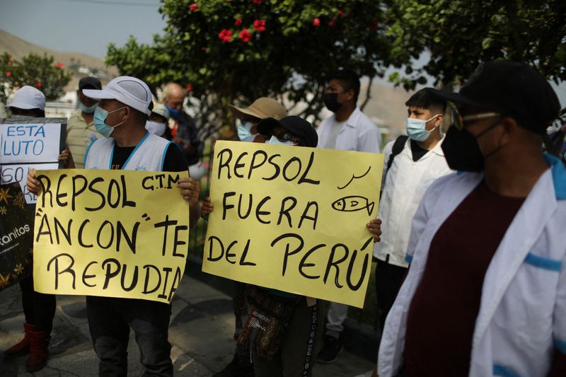 &copy; Reuters. Foto del martes de una protesta en la localidad peruana de Ancon contra Repsol tras el vertido de petróleo en el mar. 
Ene 25, 2022. 
REUTERS/Pilar Olivares