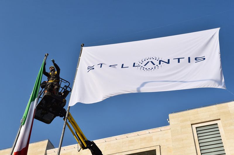 &copy; Reuters. Workers install a flag with the logo of Stellantis, the world's fourth-largest automaker which starts trading in Milan and Paris after Fiat Chrysler and Peugeot maker PSA finalised their merger, at the main entrance of FCA Mirafiori plant in Turin, Italy,