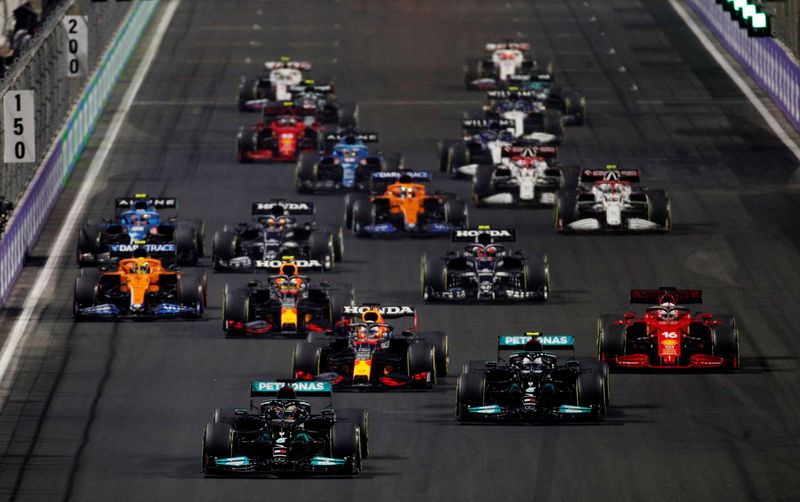 © Reuters. منظر عام لبداية سباق جائزة السعودية الكبرى ضمن بطولة العالم فورمولا 1 للسيارات في جدة في الخامس من ديسمبر كانون الأول 2021. تصوير: حمد محمد - رويترز.