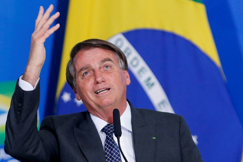 Bolsonaro anuncia reajuste de 33,24% para piso salarial de professores
