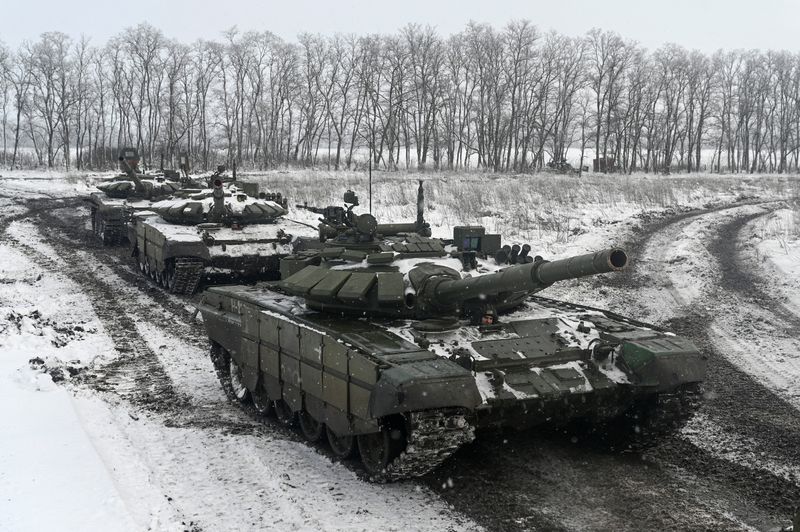 © Reuters. Russian T-72B3 main battle tanks drive during drills held by the armed forces of the Southern Military District at the Kadamovsky range in the Rostov region, Russia January 27, 2022. REUTERS/Sergey Pivovarov