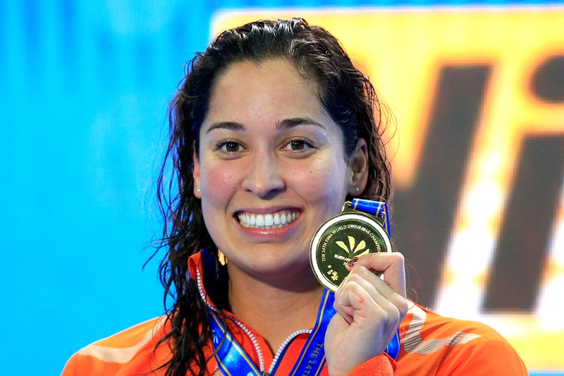 &copy; Reuters. السباحة الهولندية رانومي كروموفيجويو بطلة الأولمبياد تحمل ميداليتها في نهائيات بطولة السباحة للسيدات في الصين في صورة من أرشيف رويترز. 