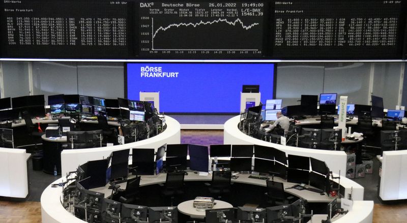 &copy; Reuters. شاشات تعرض بيانات مؤشر داكس الألماني في بورصة فرانكفورت يوم الأربعاء. تصوير: رويترز. 