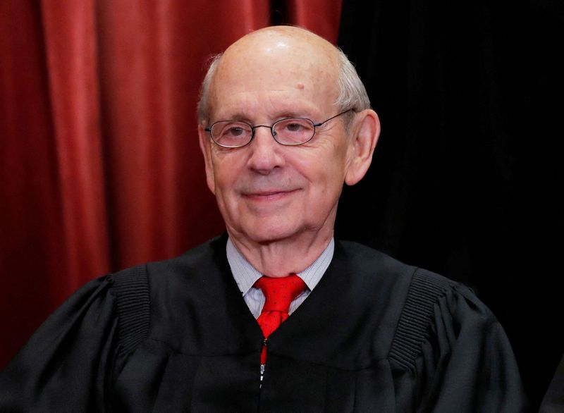 &copy; Reuters. Le magistrat Stephen Breyer a annoncé jeudi sa décision de se retirer de la Cour suprême des Etats-Unis, dont il est le doyen d'âge, ce qui devrait permettre au président Joe Biden de le remplacer par un autre juge progressiste. /Photo d'archives/REU