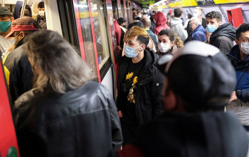 &copy; Reuters. FOTO DE ARCHIVO: Personas esperando para subir a un vagón de metro en una estación de Barcelona, España, el 12 de enero de 2022. REUTERS/Nacho Doce