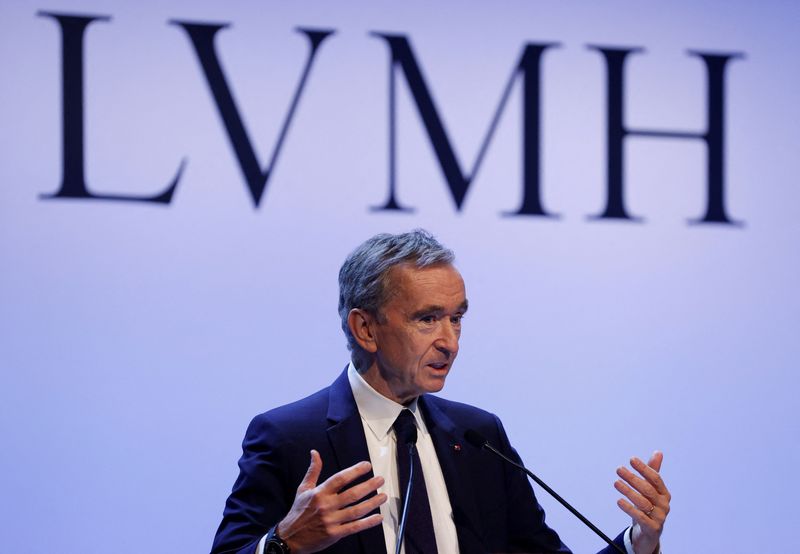 &copy; Reuters. FILE PHOTO: LVMH luxury group Chief Executive Bernard Arnault announces their 2019 results in Paris, France, January 28, 2020. REUTERS/Christian Hartmann/File Photo