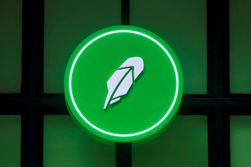 &copy; Reuters. FILE PHOTO: The logo of Robinhood Markets, Inc. is seen at a pop-up event on Wall Street after the company's IPO in New York City, U.S., July 29, 2021. REUTERS/Andrew Kelly/File Photo