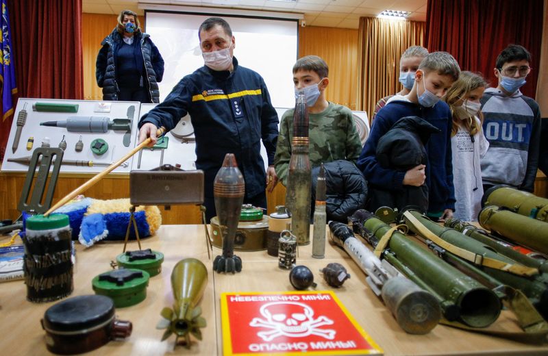 &copy; Reuters. Agente do Serviço de Emergência do Estado da Ucrânia mostra modelos de dispositivos explosivos para estudantes durante treinamento sobre ameaças de bomba em uma escola em Kiev, após uma recente onda de ameaças falsas de bombas
27/01/2022
REUTERS/Val