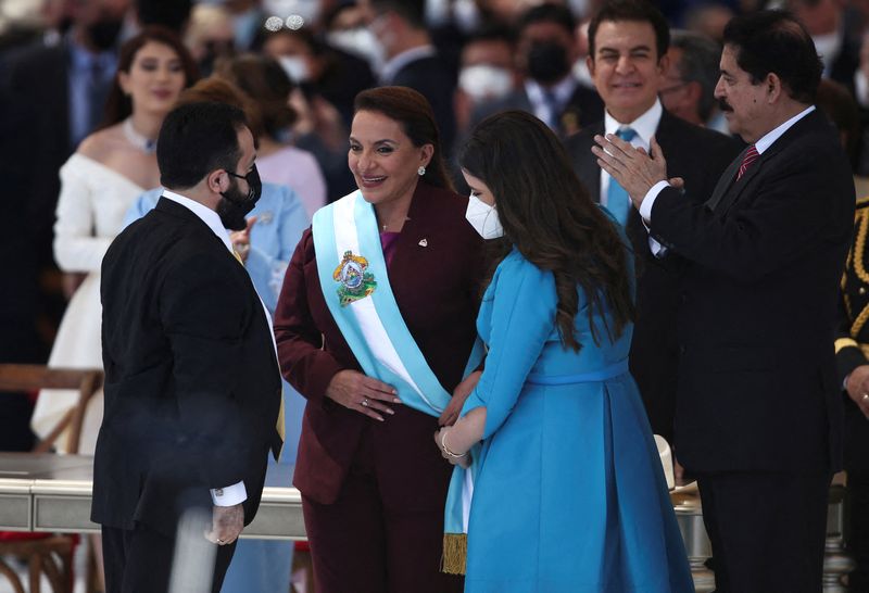 &copy; Reuters. New Honduran President Xiomara Castro receives the presidential sash from her granddaughter, Irene Melara, and the President of the Congress Luis Redondo, during a swearing-in ceremony in Tegucigalpa, Honduras January 27, 2022. REUTERS/Jose Cabezas