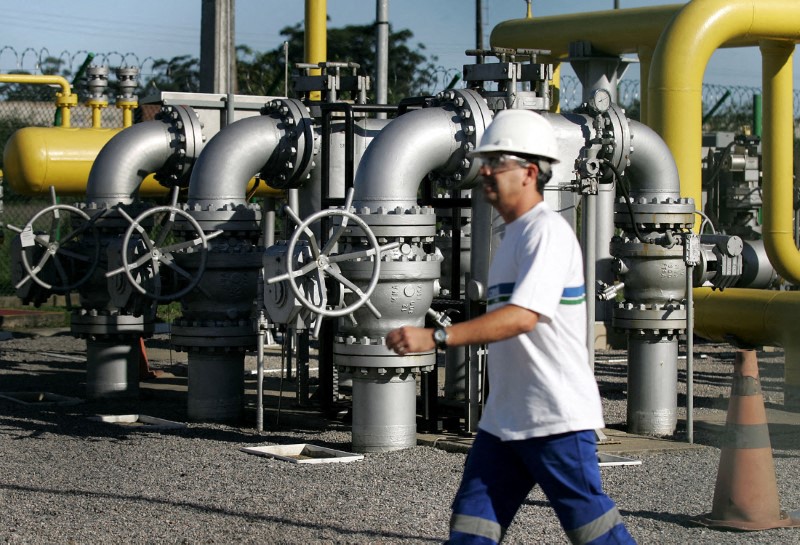 &copy; Reuters. Trabalhador em estação de regulação de gás natural em Cubatão (SP) 
03/05/2006
REUTERS/Caetano Barreira