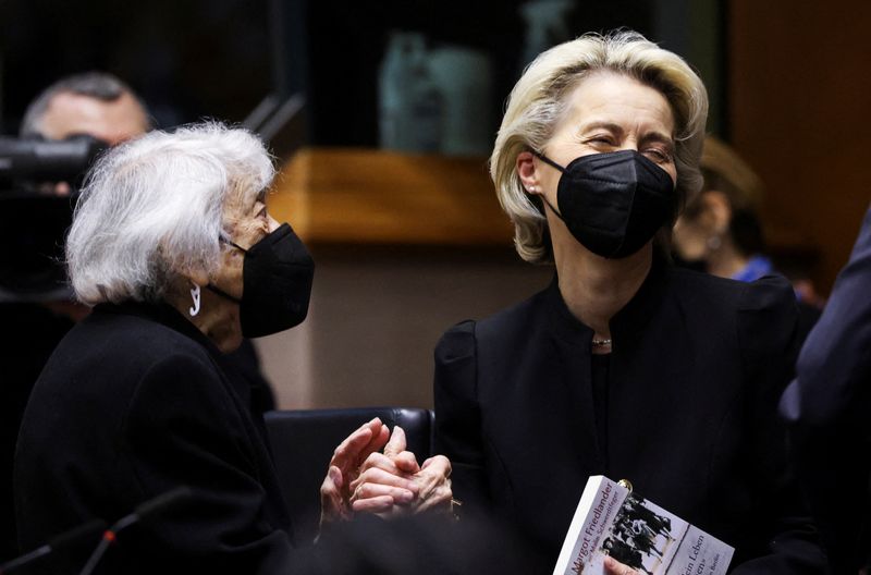 &copy; Reuters. Margot Friedlander, superviviente del Holocausto, habla con la presidenta de la Comisión Europea, Ursula von der Leyen, al final de una sesión plenaria especial para conmemorar el Día de la Memoria del Holocausto, en el Parlamento Europeo en Bruselas, 