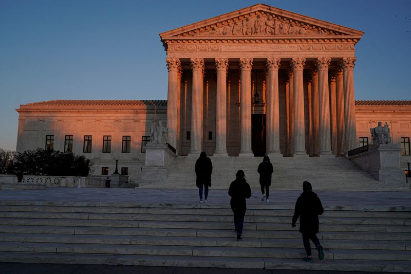 &copy; Reuters. FILE PHOTO: The sun sets on the U.S. Supreme Court in Washington, U.S., January 26, 2022. REUTERS/Joshua Roberts/File Photo