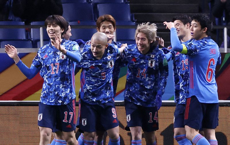 &copy; Reuters. 　サッカーの２０２２年Ｗ杯カタール大会アジア最終予選は２７日、各地で行われ、Ｂ組の日本代表（写真）は埼玉スタジアムで中国に２─０で勝利を収め、２位を維持した（２０２２年　