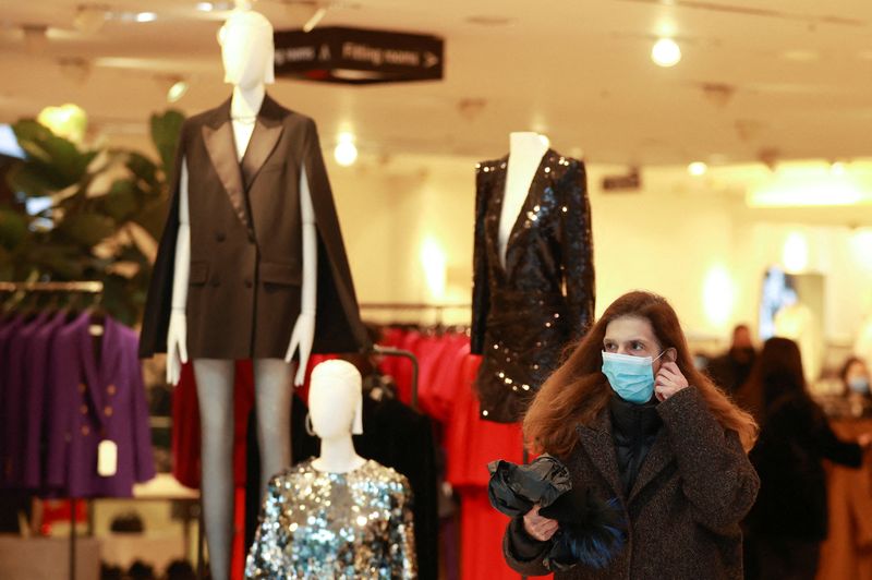&copy; Reuters. FILE PHOTO: A person wearing a face mask shops in London, Britain, November 30, 2021. REUTERS/Hannah McKay