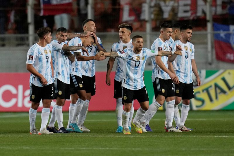 &copy; Reuters. لاعبون من فريق الأرجنتين يحتفلون بعد مباراتهم أمام تشيلي في تصفيات كأس العالم لكرة القدم ليل الخميس. صورة لرويترز من ممثل لوكالات الأنباء.