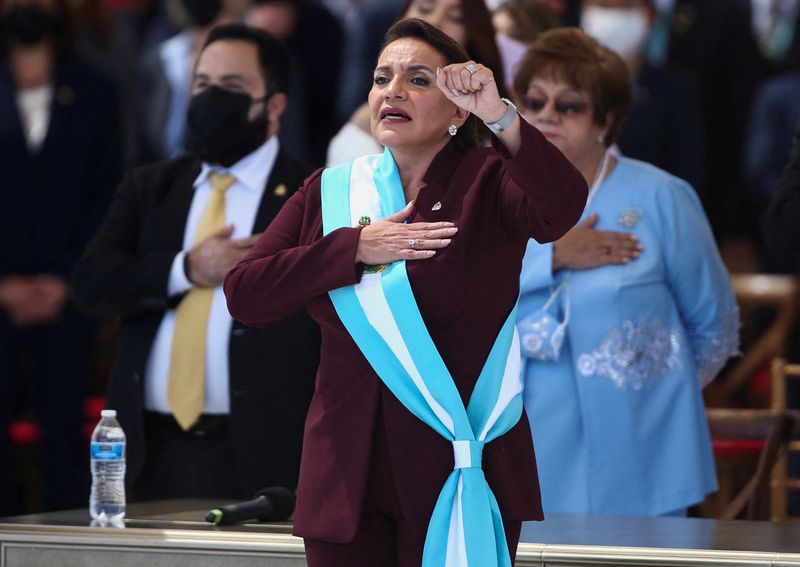 &copy; Reuters. La nueva presidenta de Honduras, Xiomara Castro, reacciona tras recibir la banda presidencial durante una ceremonia de investidura en Tegucigalpa, Honduras. 27 de enero de 2022. REUTERS/José Cabezas 