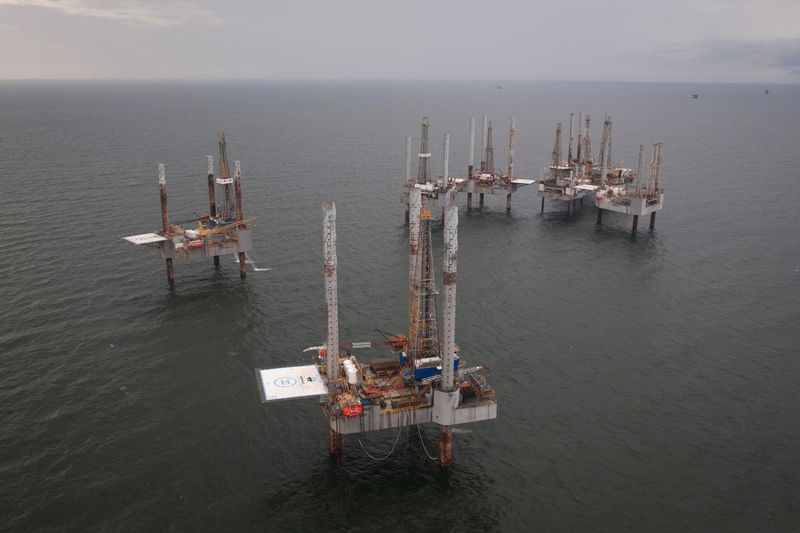 &copy; Reuters. 米連邦地方裁判所は２７日、メキシコ湾における石油・ガスのリース権を巡る入札結果を無効とする判断を示した。バイデン政権が気候変動への影響を適切に考慮していないと指摘した。写