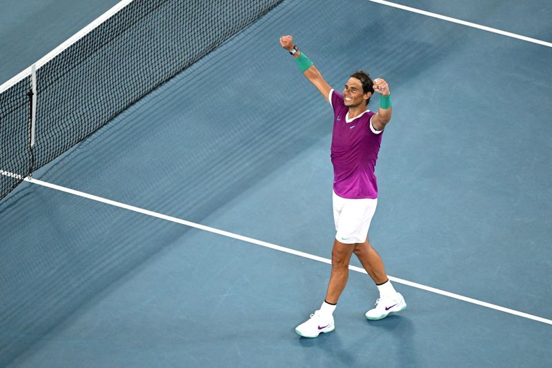 &copy; Reuters. El tenista español Rafael Nadal celebra su victoria sobre el italiano Matteo Berrettini en el partido de semifinales del Abierto de Australia disputado en el complejo deportivo Melbourne Park de Melbourne, Australia, el 28 de enero de 2022.  REUTERS/Morg