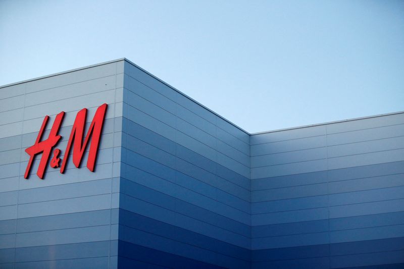&copy; Reuters. FOTO DE ARCHIVO: El logotipo de H&M en un almacén de la empresa en Milton Keynes, Reino Unido, el 26 de septiembre de 2021. REUTERS/Andrew Boyers