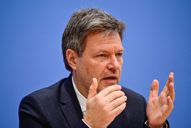 © Reuters. FILE PHOTO: German Minister of Economics and Climate Protection Robert Habeck speaks as he presents the German government's annual economic report in Berlin, Germany, January 26, 2022. John Macdougall/Pool Via REUTERS