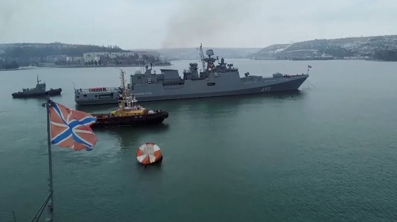 &copy; Reuters. La fragata Almirante Essen de la armada rusa durante unos ejrecicios militares desarrollados en el Mar Negro, Rusia, en esta captura de pantalla de un vídeo publicado el 26 de enero de 2022. Ministerio de Defensa de Rusia/Facilitado a través de REUTERS