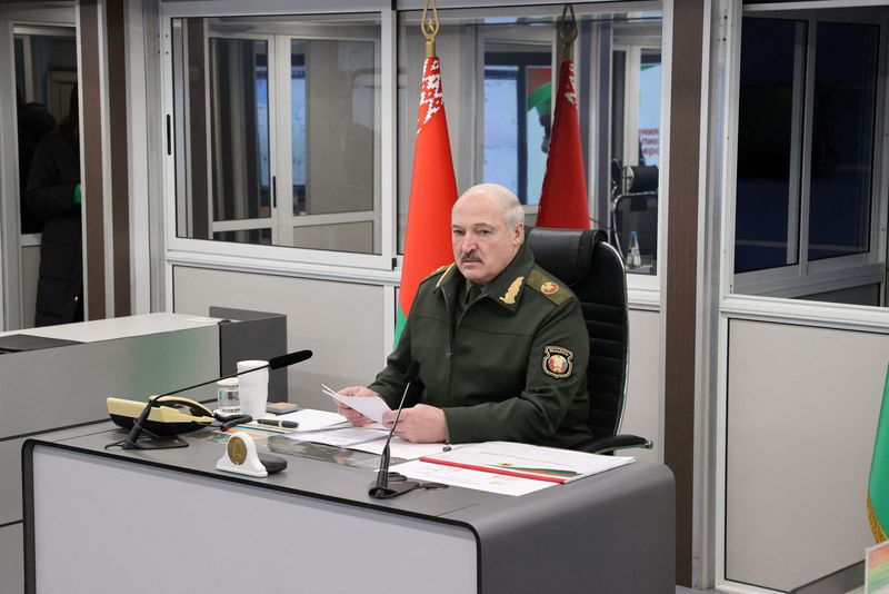 &copy; Reuters. FOTO DE ARCHIVO: El presidente bielorruso Alexander Lukashenko preside una reunión tras inspeccionar las instalaciones militares en las afueras de Luninets, Bielorrusia 21 de enero de 2022. Maxim Guchek/BelTA/Handout vía REUTERS 