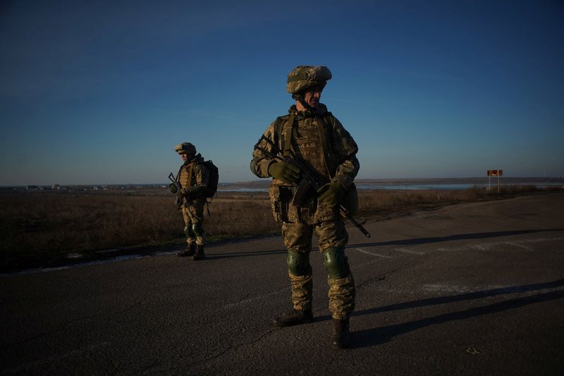 &copy; Reuters. Service members of the 28th Separate Mechanized Brigade of the Ukrainian Armed Forces take part in coastal defence drills in the Odessa region, Ukraine, in this handout picture released January 28, 2022. Ukrainian Defence Ministry/Handout via REUTERS