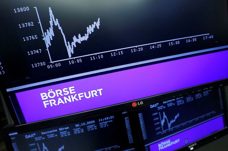 &copy; Reuters. FOTO DE ARCHIVO-Las pantallas de televisión muestran el índice DAX alemán durante una sesión de negociación en la bolsa de Frankfurt, Alemania. 30 de diciembre de 2020. REUTERS/Ralph Orlowski 