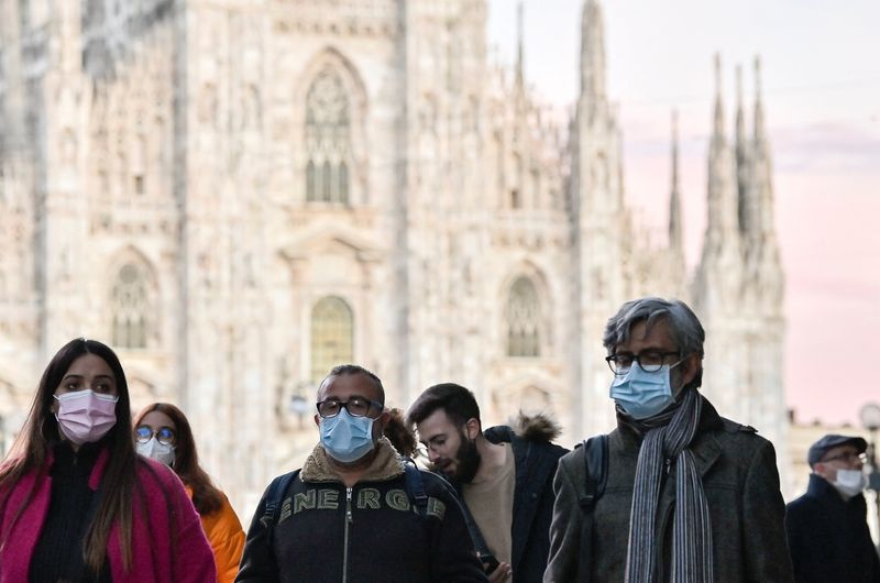 &copy; Reuters. Pessoas usando máscaras caminham em Milão durante pandemia de Covid-19
28/11/2021 REUTERS/Flavio Lo Scalzo