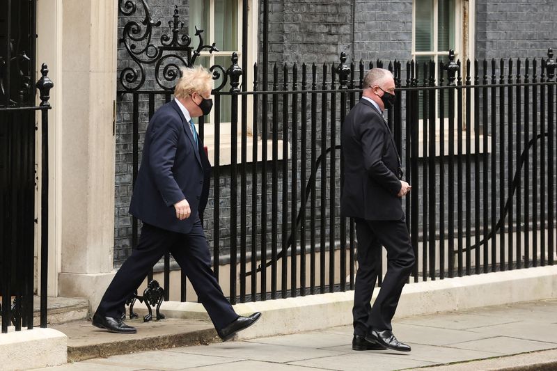 &copy; Reuters. El primer ministro británico Boris Johnson fuera de Downing Street en Londres, Reino Unido, 26 de enero de 2022. REUTERS/Hannah McKa