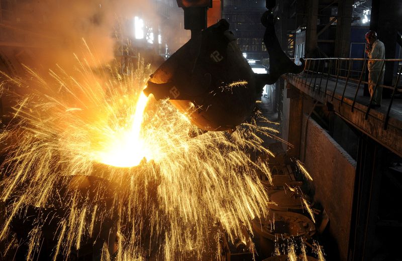 &copy; Reuters. Funcionário monitora ferro fundido sendo despejado em um contêiner em uma usina siderúrgica em Hefei, província de Anhui, China
09/09/2013
REUTERS/Stringer