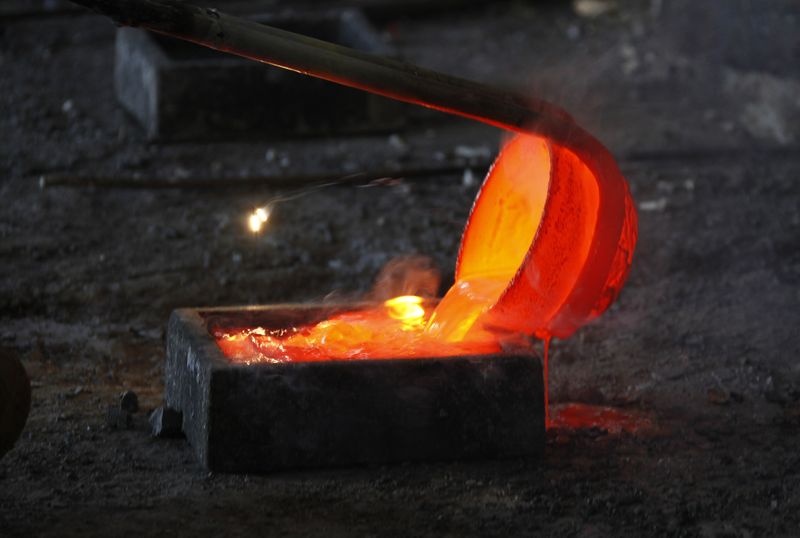 &copy; Reuters. FILE PHOTO: Molten rare earth metal Lanthanum is poured into a mould at Jinyuan Company's smelting workshop near the town of Damao in China's Inner Mongolia Autonomous Region October 31, 2010. REUTERS/David Gray   
