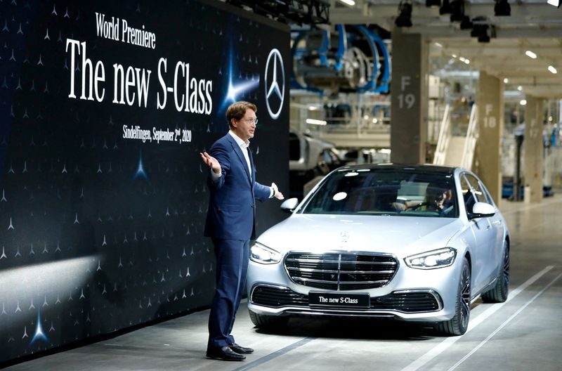 © Reuters. FILE PHOTO: Ola Kaellenius, chairman of Daimler AG attends the presentation of the new Mercedes-Benz S-Class at the Daimler production plant in Sindelfingen near Stuttgart, Germany, September 2, 2020. REUTERS/Ralph Orlowski/File Photo