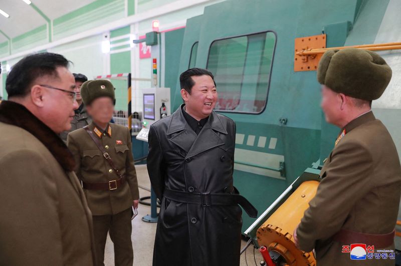 &copy; Reuters. Líder da Coreia do Norte, Kim Jong Un, duante visita a fábrica de munições
28/01/2022 KCNA via REUTERS 