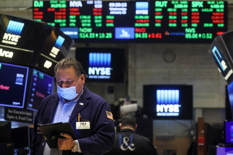 © Reuters. Traders work on the floor of the New York Stock Exchange (NYSE) in New York City, U.S., January 26, 2022. REUTERS/Brendan McDermid