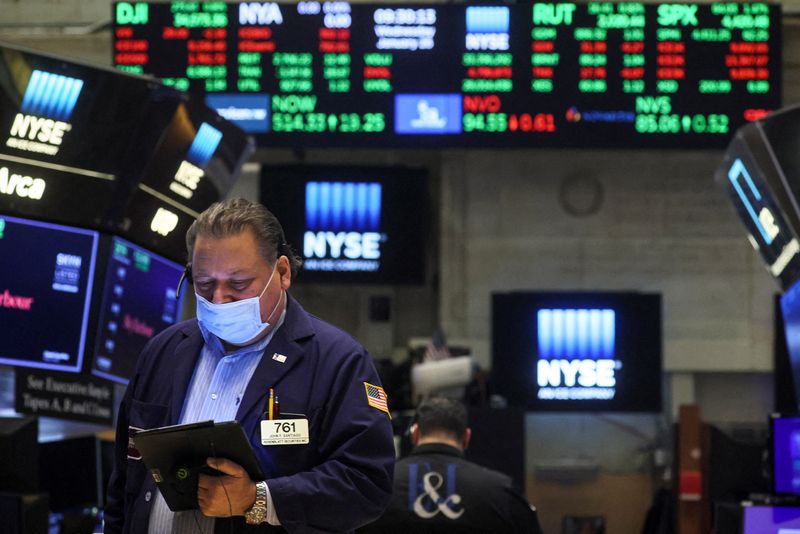 &copy; Reuters. Traders work on the floor of the New York Stock Exchange (NYSE) in New York City, U.S., January 26, 2022. REUTERS/Brendan McDermid